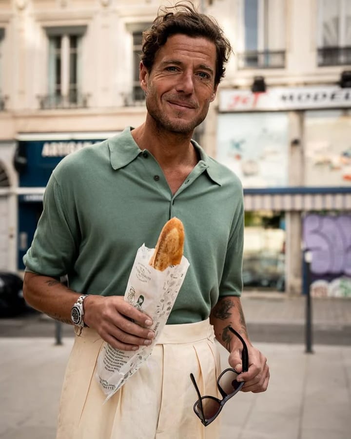 Le polo ou l’art du compromis : entre décontraction et élégance.